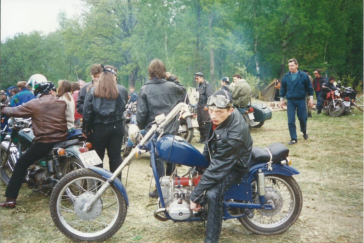 Общий сбор. На переднем плане мой друг Кирилл а своём синем Урале, а в коричневой куртке слева я.