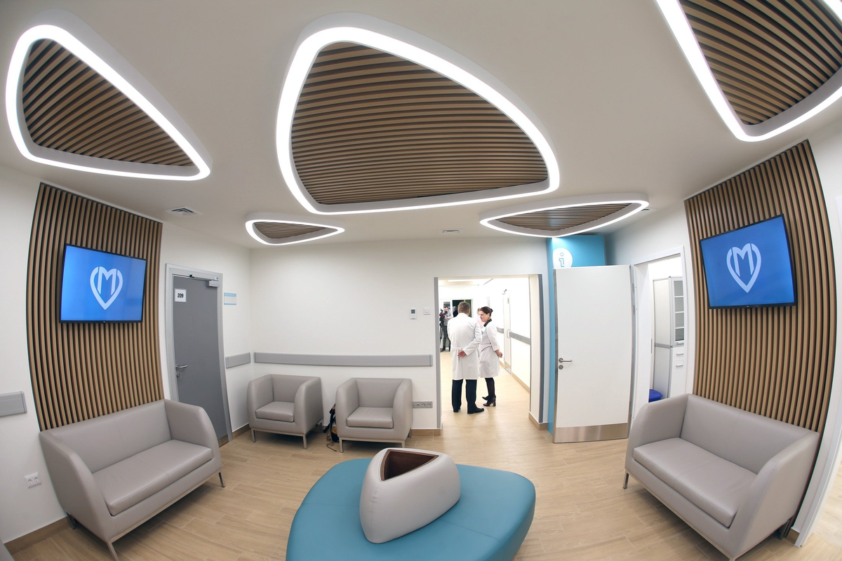 Диалог людей в белых халатах. Чисто и светло получилось, а врачей то где брать будем?!