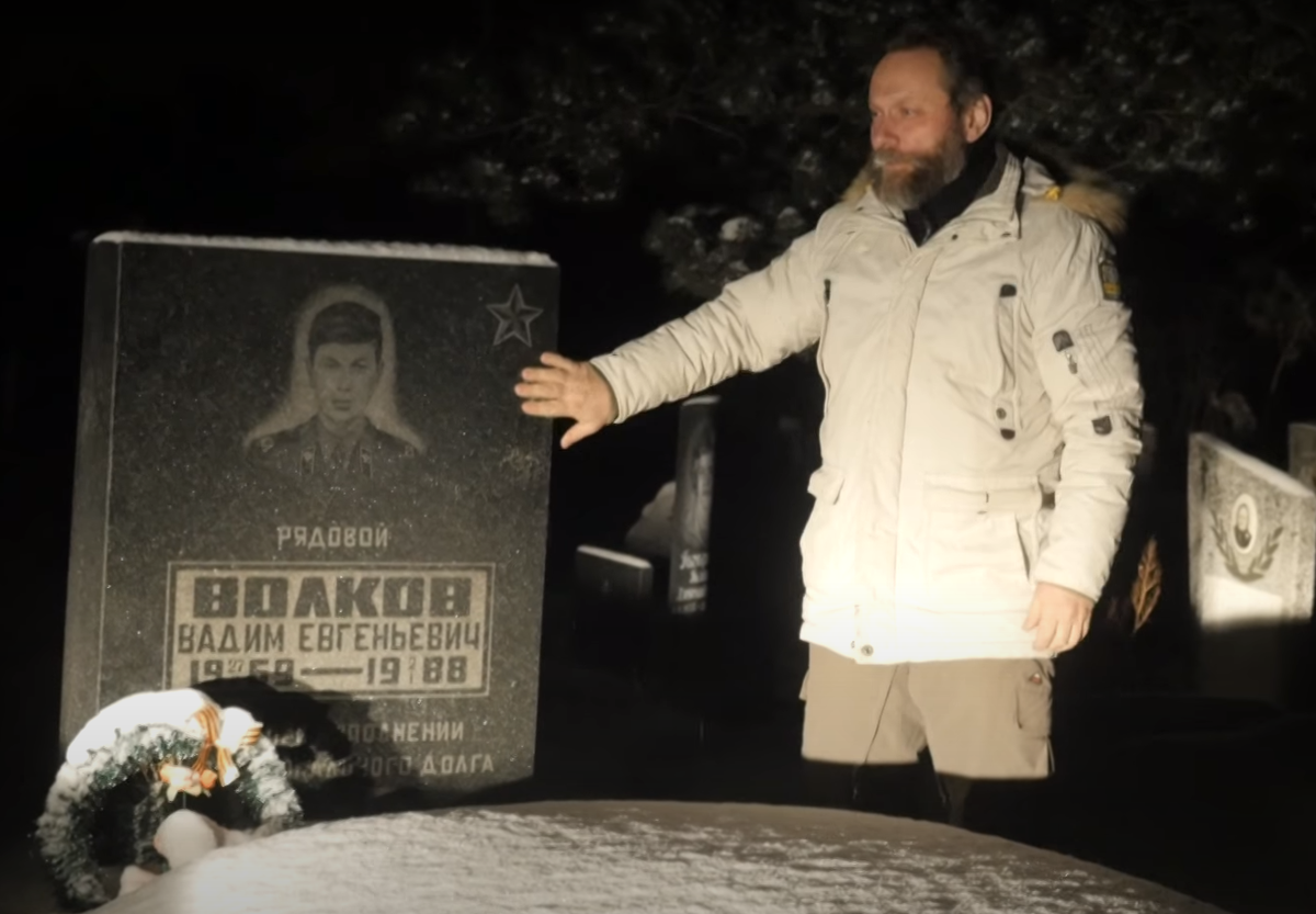 При обстреле огневой позиции мятежниками засек место РПУ и открыл огонь, тем самым дав возможность взводу занять свои огневые позиции и открыть прицельный огонь. В результате пусковая установка мятежников была уничтожена. В этом бою рядовой Волков погиб от разорвавшегося рядом снаряда - звучит официальная версия гибели. 