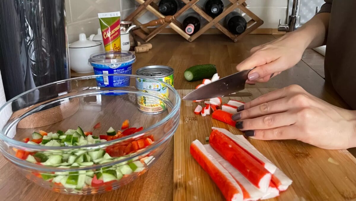     Этот красочный и невероятно вкусный крабовый салат украсит и простой семейный ужин, и новогодний стол. В нем много овощей, белка, в меру жиров, что понравится тем, кто не хочет набрать лишних килограммов. А готовится из продуктов, которые легко найти в ближайшем супермаркете Ростова-на-Дону.