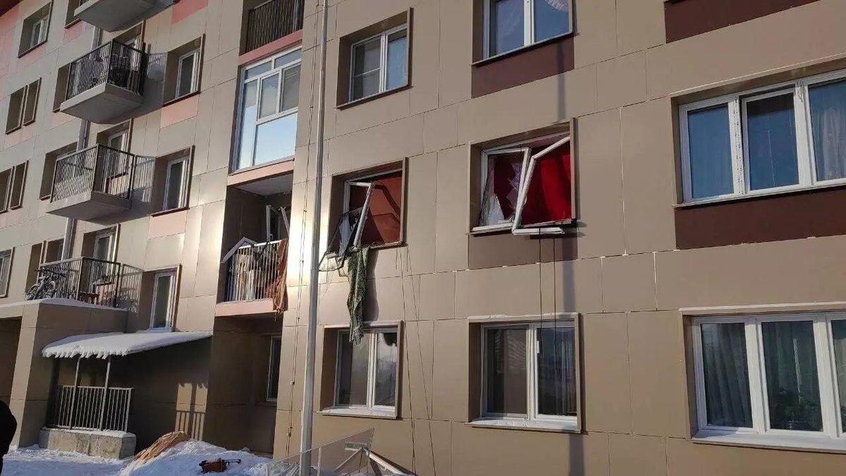     На втором этаже пятиэтажки в Ачинске произошел «хлопок», из-за него в квартире выбило окна и входную дверь. Возможная причина — взрыв баллончика освежителя воздуха.