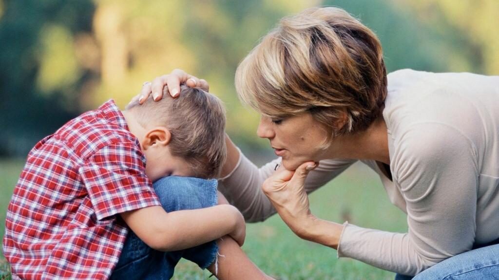 Утешить ребенка. Мать успокаивает ребенка. Родители успокаивают ребенка. Родители утешабт ребёнка.
