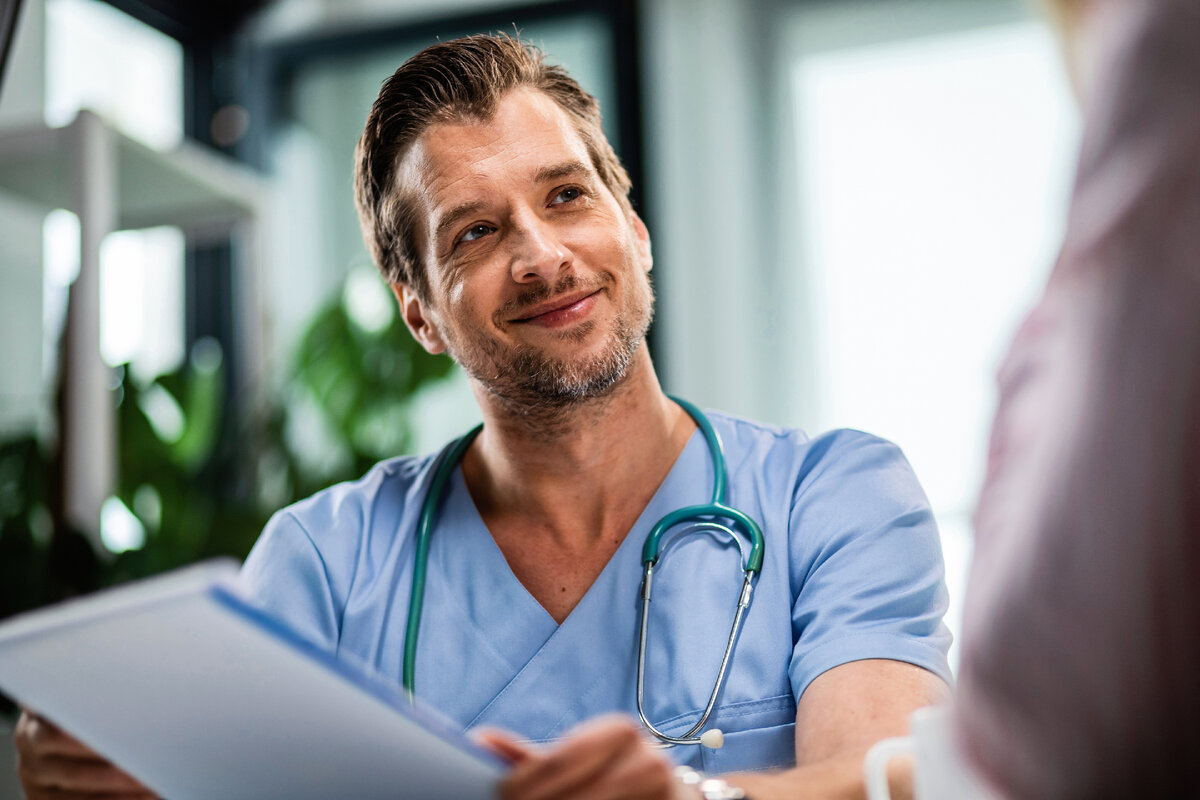 <a href="https://ru.freepik.com/free-photo/happy-doctor-holding-medical-paperwork-while-communicating-with-patient-during-medical-appointment-at-hospital_25623984.htm#page=2&query=%D0%BC%D0%B5%D0%B4%D0%B8%D1%86%D0%B8%D0%BD%D1%81%D0%BA%D0%B8%D0%B9%20%D0%BE%D1%81%D0%BC%D0%BE%D1%82%D1%80%20%D0%BC%D1%83%D0%B6%D1%87%D0%B8%D0%BD%D0%B0&position=9&from_view=search&track=ais&uuid=39310e7b-a742-4cb1-a8b7-b80d149bf35a">Изображение от Drazen Zigic</a> на Freepik