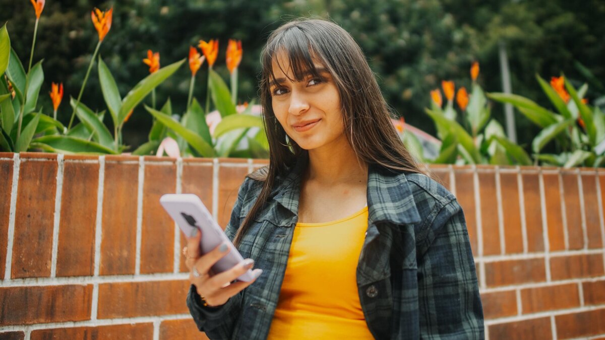    Что делать, если мобильные приложения подслушивают наши разговоры и следят за нами? © Unsplash / Shalom de León