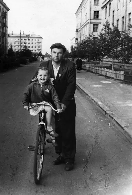 Здравствуйте, дорогие товарищи! Мне всегда нравилось рассматривать старые фотографии, потому что на них запечатлены люди и события прошлого...-5