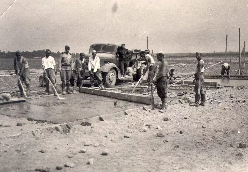 Здравствуйте, дорогие товарищи! Мне всегда нравилось рассматривать старые фотографии, потому что на них запечатлены люди и события прошлого...
