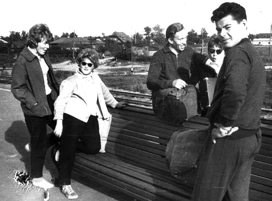 Здравствуйте, дорогие товарищи! Мне всегда нравилось рассматривать старые фотографии, потому что на них запечатлены люди и события прошлого...-4