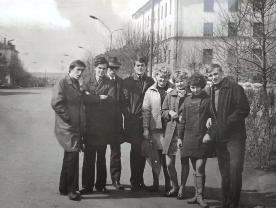 Здравствуйте, дорогие товарищи! Мне всегда нравилось рассматривать старые фотографии, потому что на них запечатлены люди и события прошлого...-9