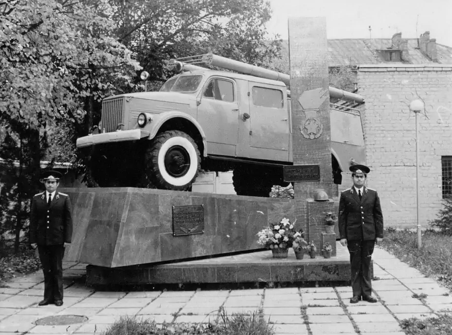 Здравствуйте, дорогие товарищи! Мне всегда нравилось рассматривать старые фотографии, потому что на них запечатлены люди и события прошлого...-14