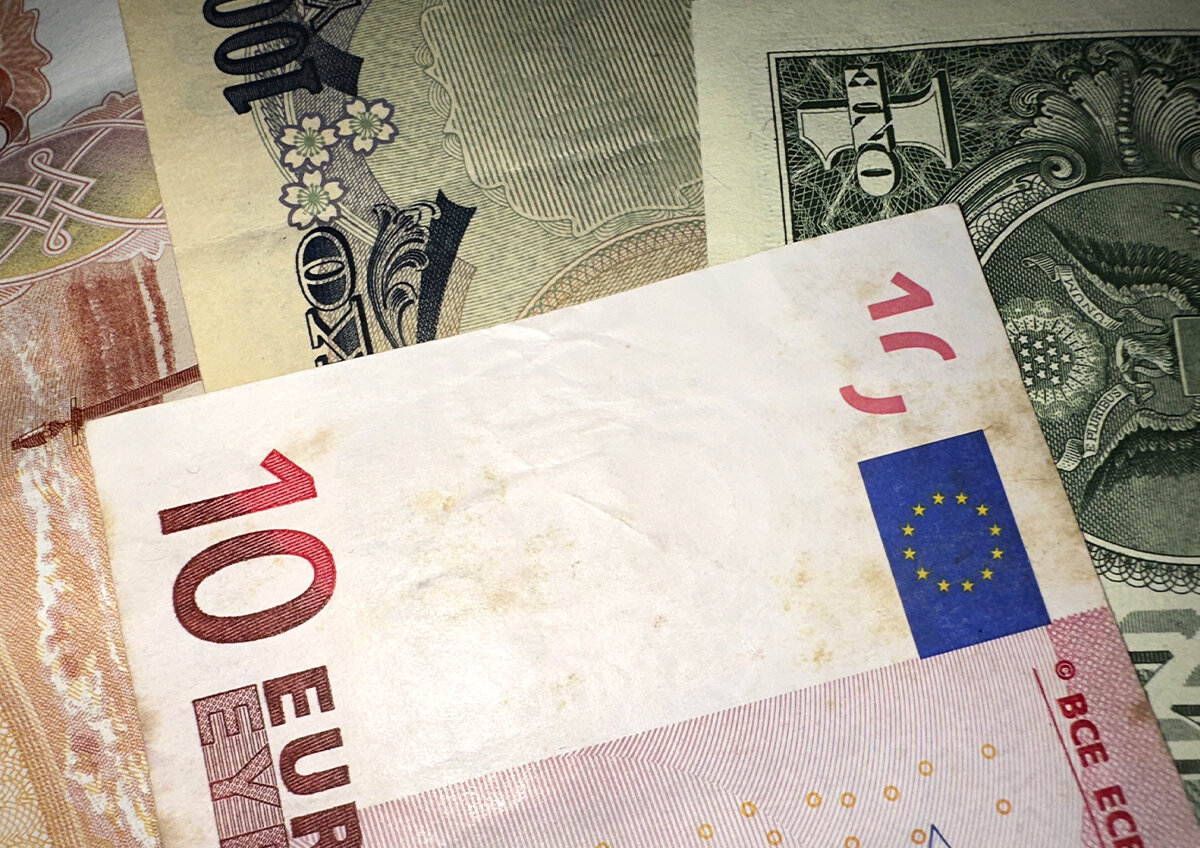    В 2024 году при покупке валюты следует учитывать ряд факторов