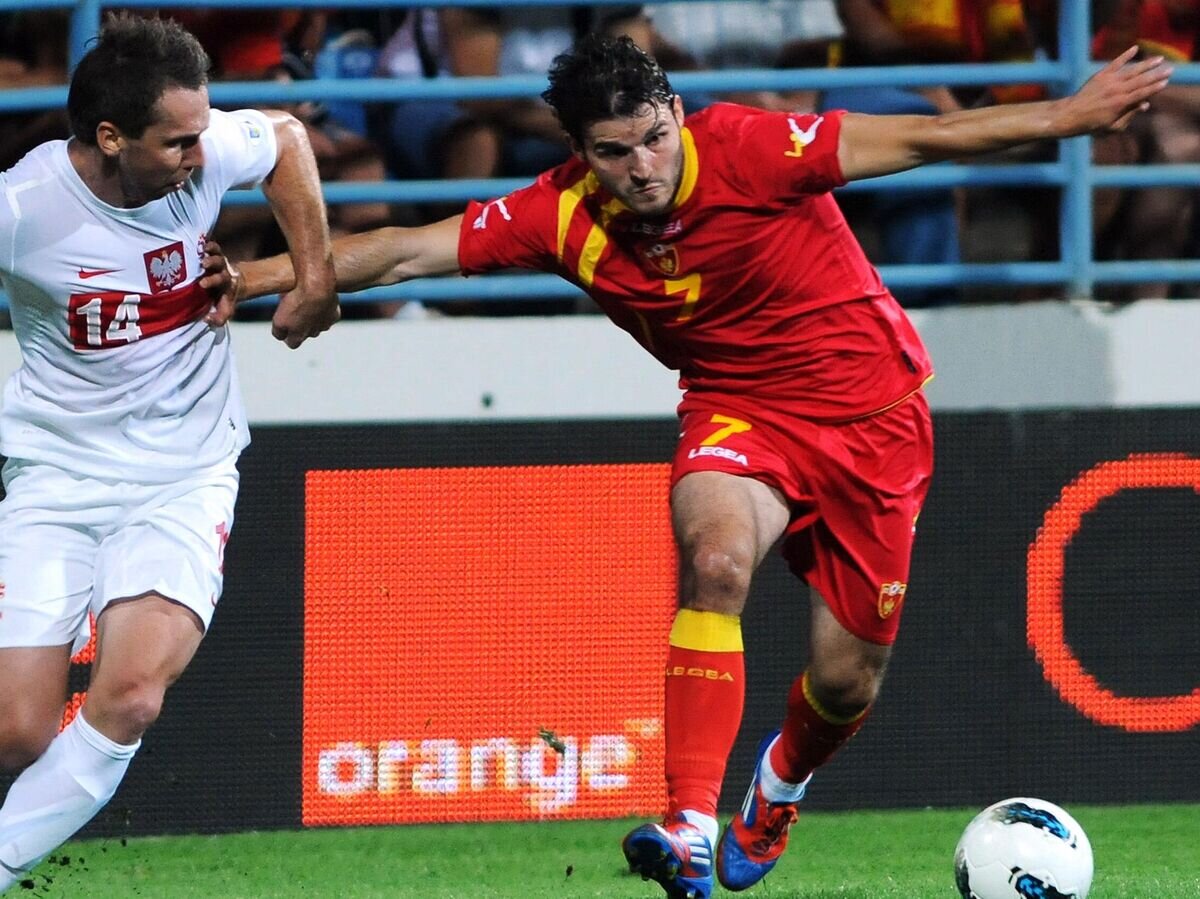    Бывший футболист раменского "Сатурна" черногорец Симон Вукчевич (справа) © AFP 2023 / SAVO PRELEVIC