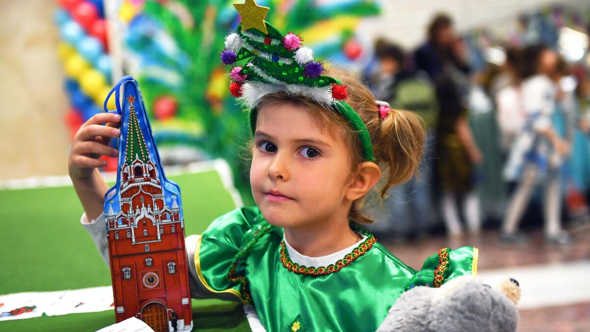    Можно ли получить подарки детям на Новый год бесплатно? © РИА Новости / Евгения Новоженина