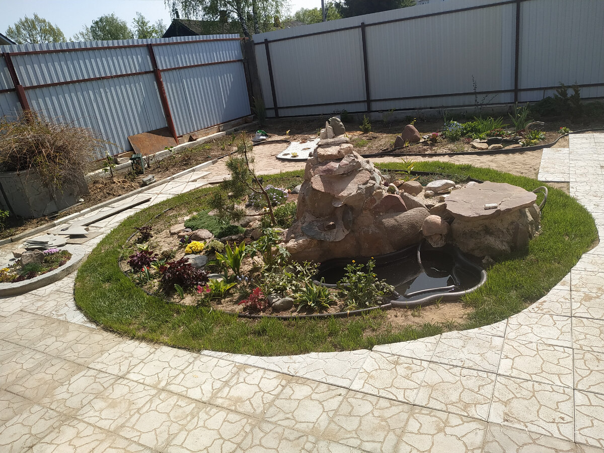 Унылый забор и отсутствие фона из кустарников - большая проблема, конда мы хотим видеть свой сад "полноценным"