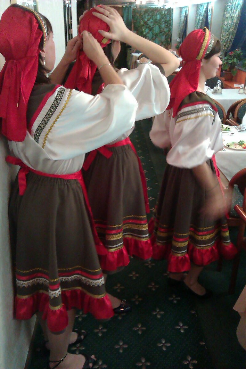 Помогаем друг другу перед прощальным ужином (фото автора)