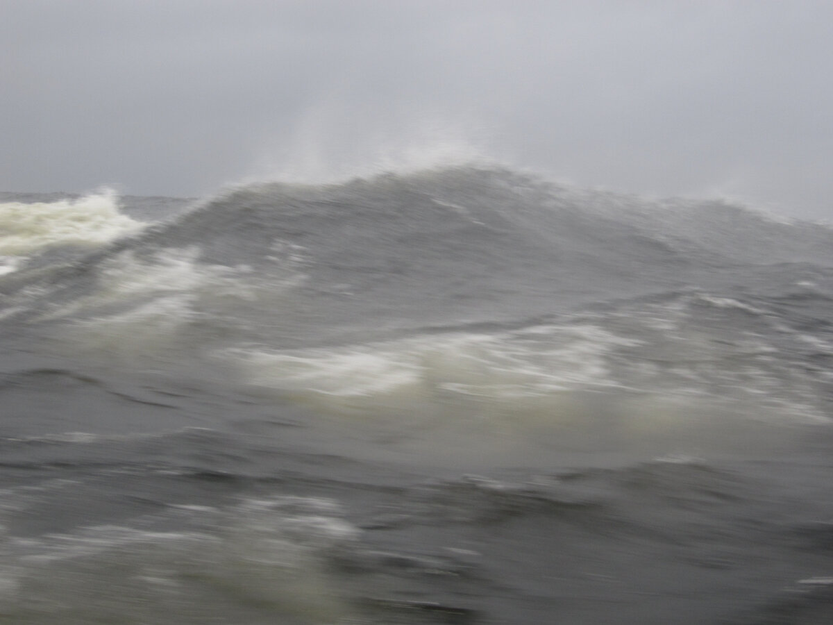 Штормовое волны на Онежском озере. Осенью это озеро очень неспокойное и теплоход заметно качает. Во время ужина официанты качаются из стороны в сторону в проходах ресторана,  а туристы обычно завершают ужин досрочно (фото автора)
