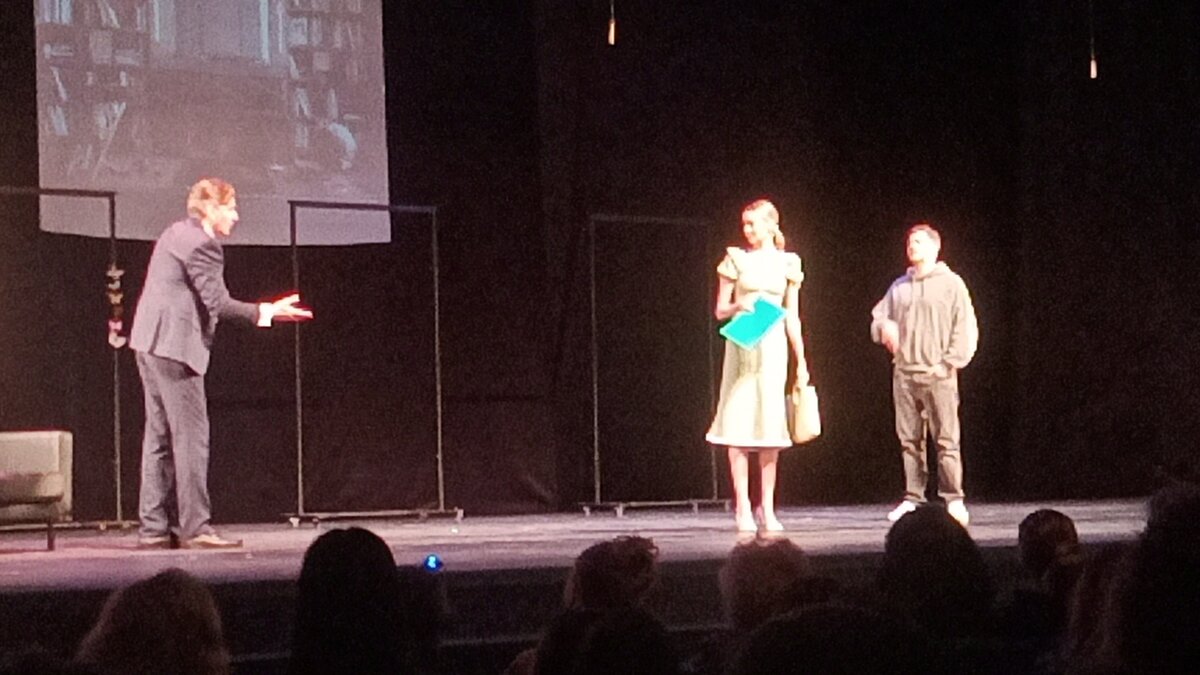 Двое на качелях орбакайте. Таисия дурочка. Дурочка театр комедии. Анастасия логунова театр вахтангова. Спектакль дурочка курск.