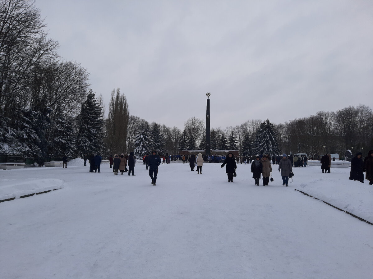 В Курской области почтили память Героев Отечества. 9 декабря состоялось возложение венков и цветов на мемориале «Памяти павших в Великой Отечественной войне 1941-1945 гг.» в областном центре, Сегодня список Героев России пополняется именами наших современников, которые с честью выполняют воинский долг в рамках специальной военной операции.