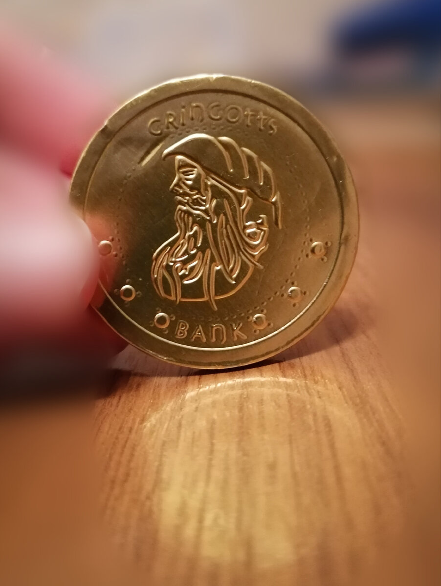 Желающим выдавали такие галлеон из Гринготтса (шоколадные и вкусные) 