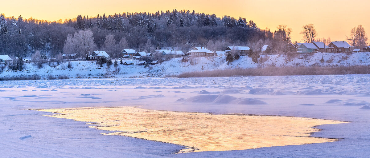Золотая полынья на Сухоне в Опоках. Фото Елены БЕЛОЗОРОВОЙ.