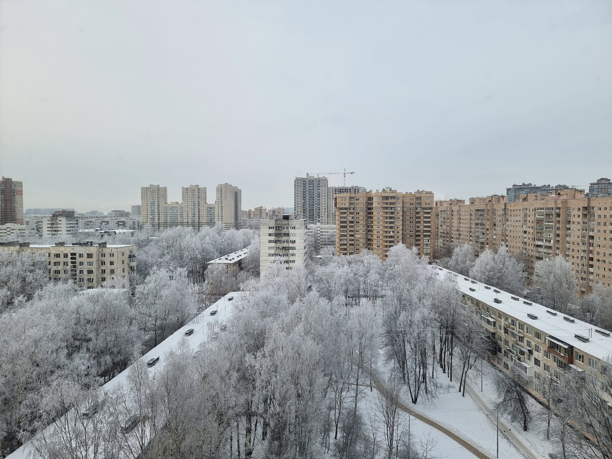 В Петербург пришла настоящая зима. За окном последние несколько недель температура выше минус 10 не поднимается. А если выдаётся ясная погода, то из каждого окна открывается просто сказочный вид.