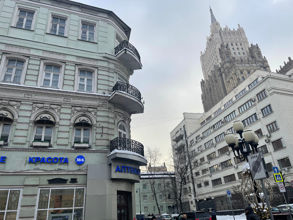 Квартира Бугаевых на третьем этаже , ажурный  балкончик выходит из гостиной на угол Арбата и Денежного переулка.Справа видна сталинская  высотка МИДа, а здание справа в стиле конструктивизма- это бывший Дом пролетарского туризма.Сейчас тоже МИД.