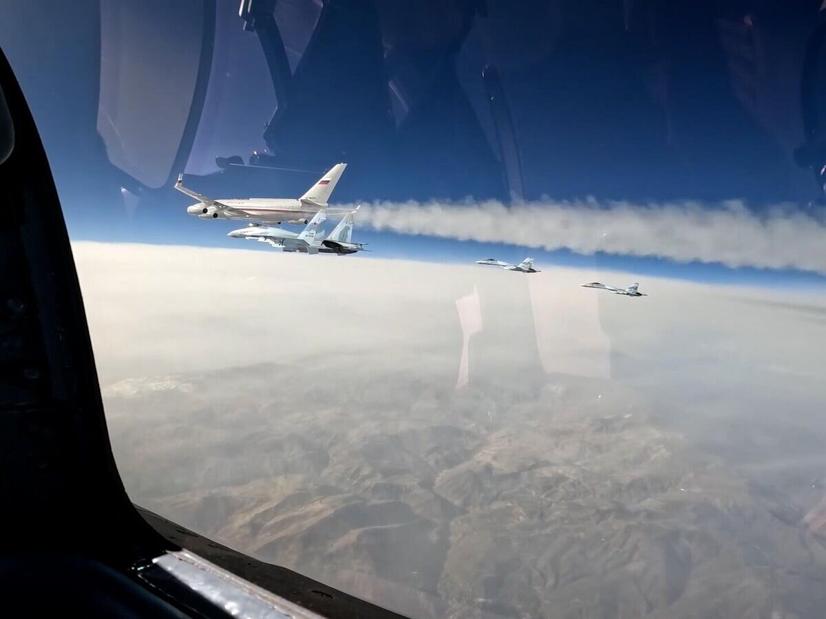    Cопровождение самолета президента РФ истребителями Су-35С© Министерство обороны РФ