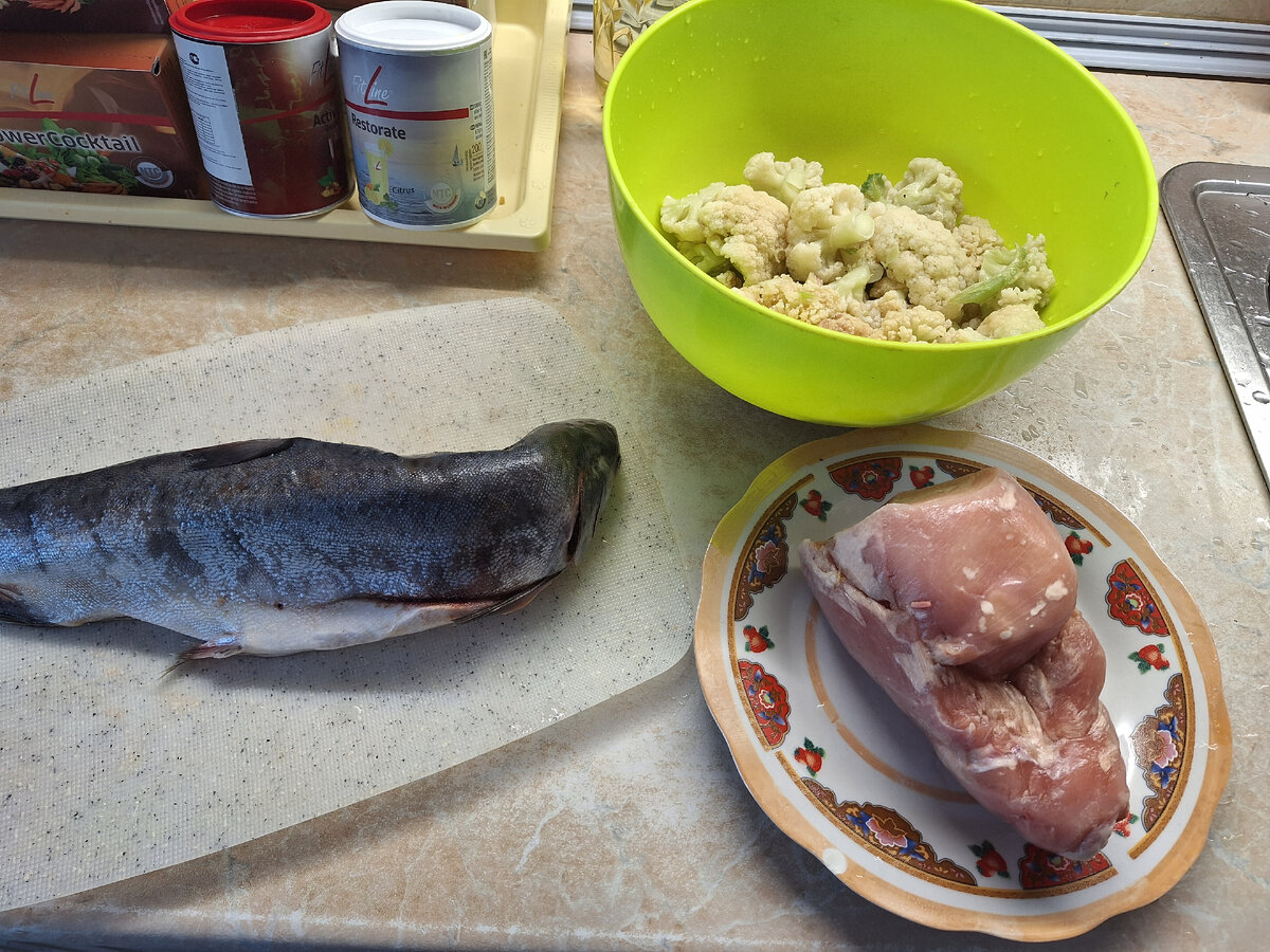 Горбуша, куриная грудка и цветная капуста.