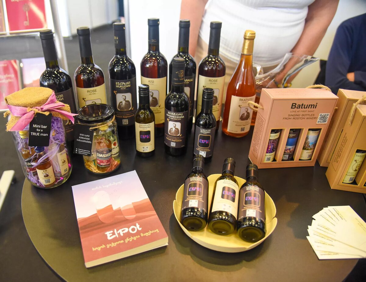 Первая выставка продукции, изготовленной женщинами. Грузинское вино © photo: Sputnik / Stringer