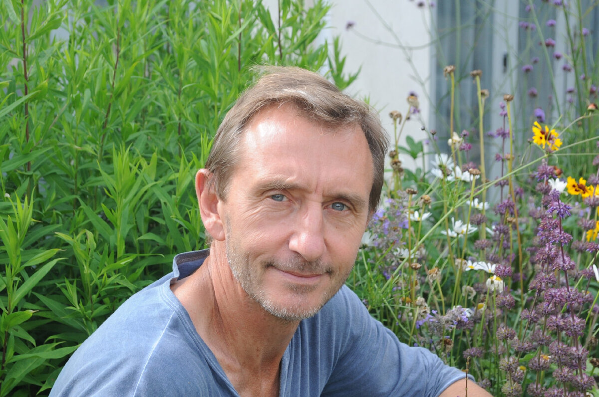 Дэйв Гоулсон - профессор биологических наук в Университете Сассекса, за последние 20 лет он опубликовал более 250 научных статей по биологии шмелей, в 2006 году основал Фонд охраны шмелей, также является автором книг "Жало в сказке", "Жужжание на лугу" и "Пчелиный квест". Фото: www.mavink.com