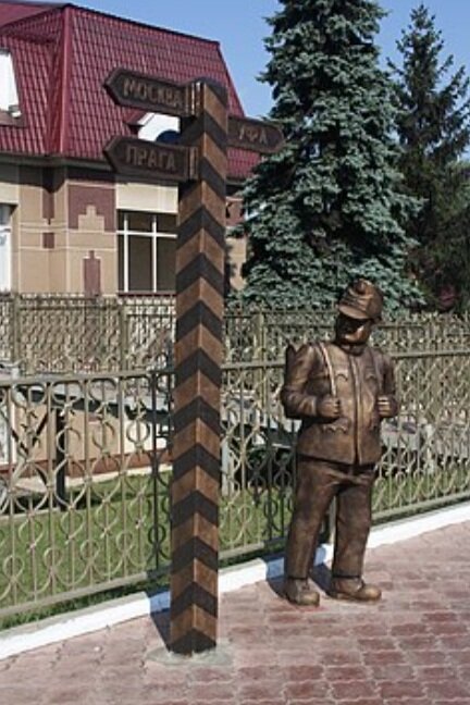 Один из множества памятников солдату Швейку