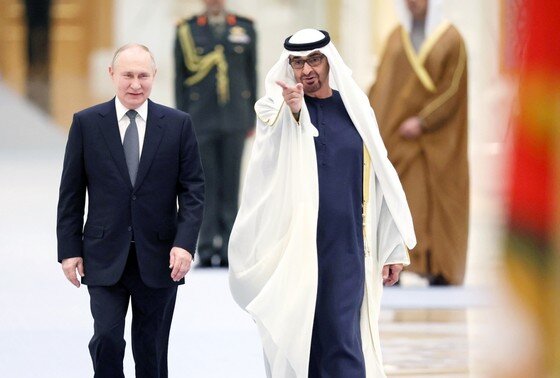    Владимир Путин с Президентом Объединённых Арабских Эмиратов Мухаммедом бен Заидом Аль Нахайяном в ходе церемонии официальной встречи.