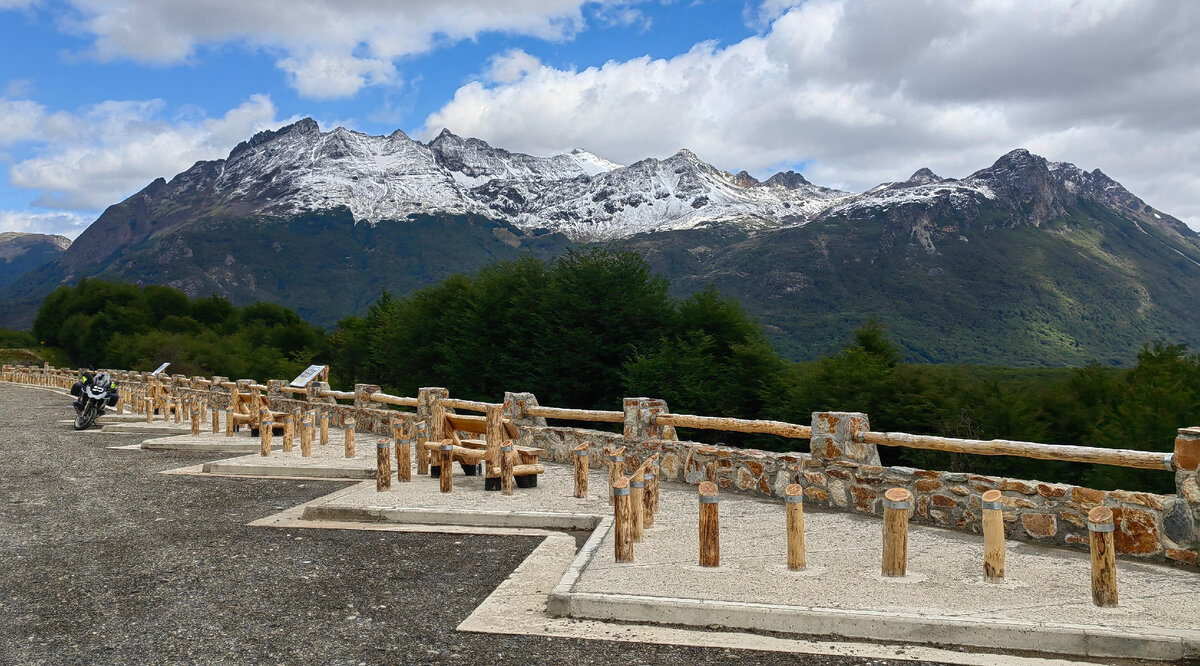 Зато на смотровых площадках и парковках в точках старта трейлов в горы - почти никого.