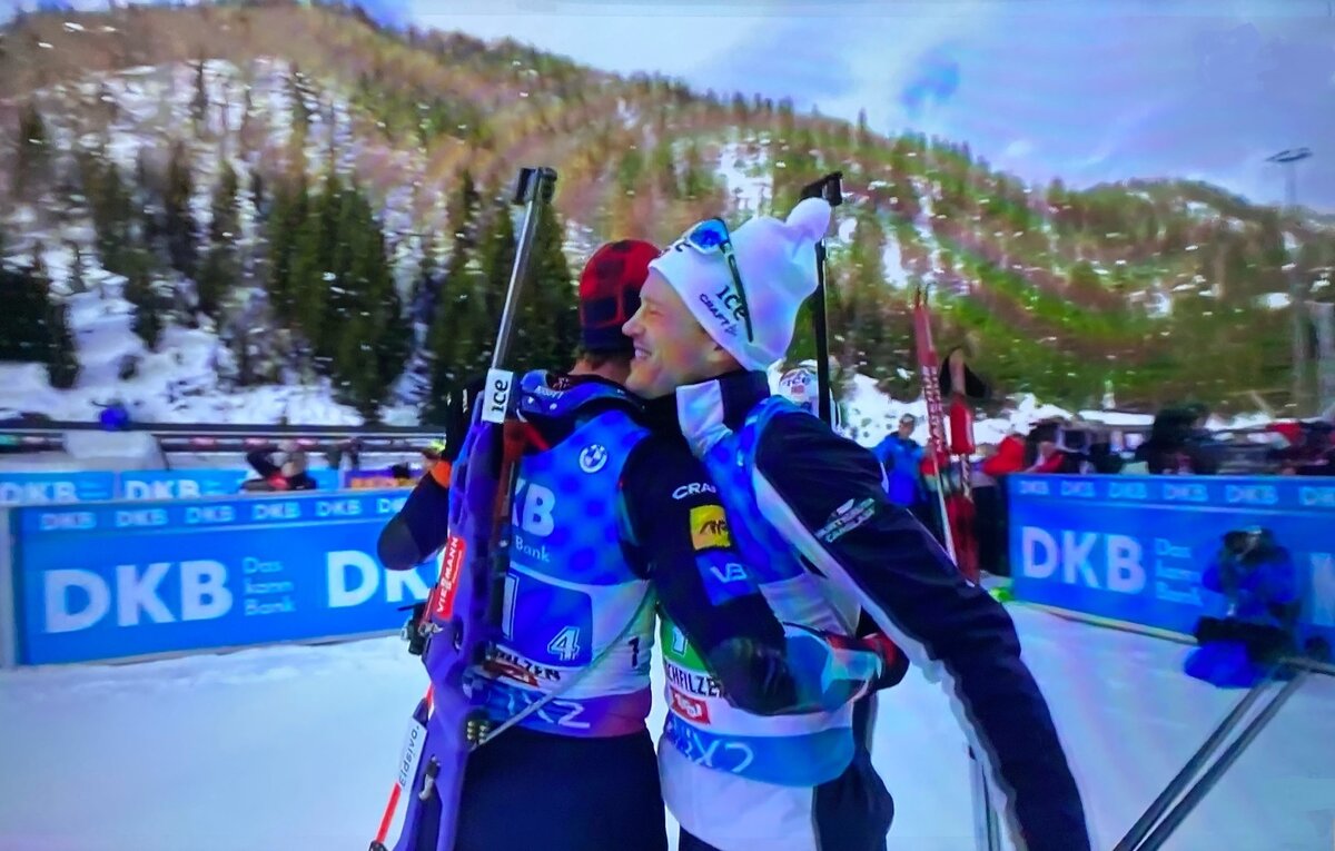 Кристиансен и Тарей Бё после финиша эстафеты.
