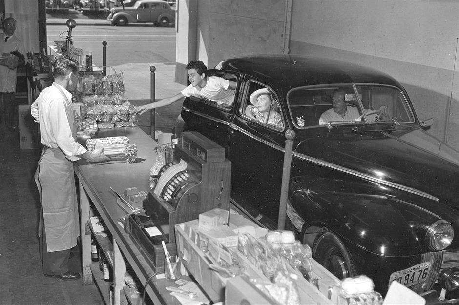 В конце 1940-х годов в США в связи с бурным развитием автопутешествий и сопутствующего сервиса получила свое развитие концепция drive-thru window — обслуживание автомобилистов в ресторанах и...
