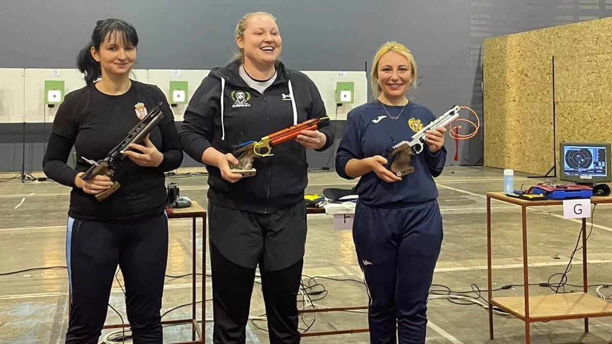 Эльмира Карапетян (слева) завоевала серебряную медаль на международном чемпионате по стрельбе на чемпионате в Сербии