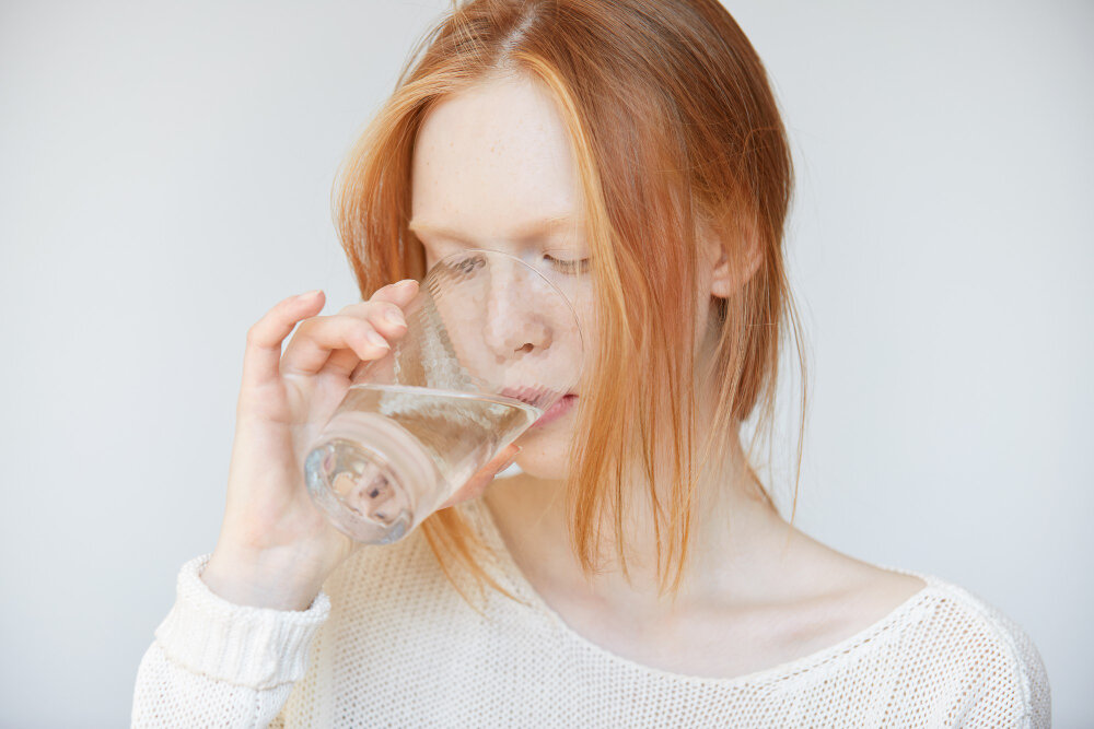 Сильная жажда тошнота. Женщина пьет воду из стакана. Женщина стакан ртом. Идеи фото пьем воду натощак. Пью воду с розовым кварцем и подташнивает.