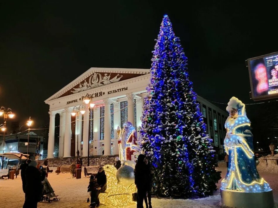 Саратов новый год. Саратов в новогоднюю ночь. Новый год на площади в Саратове. Энгельс в новогоднюю ночь-.