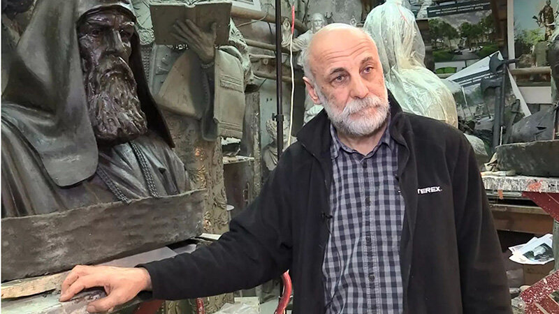 ▲ Знаменитый скульптор Салават Щербаков работал над памятником почти год