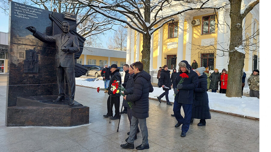 Покрывало с нового памятника только что убрали...