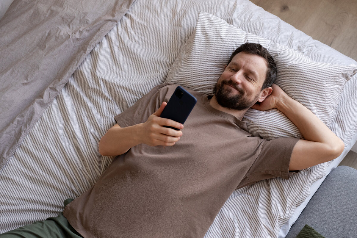 Изображение от https://www.freepik.com/free-photo/man-bed-with-smartphone_26135457.htm