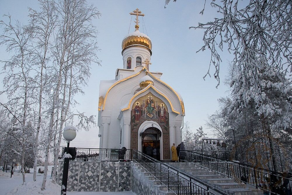 Часовня святителя луки. Храм святителя Луки Войно-Ясенецкого. Храм святителя Луки Саратов. Храм святителя Луки Сургут. Красноярск храм Луки Войно-Ясенецкого.