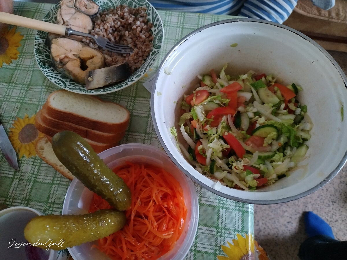 Олег обедает. 