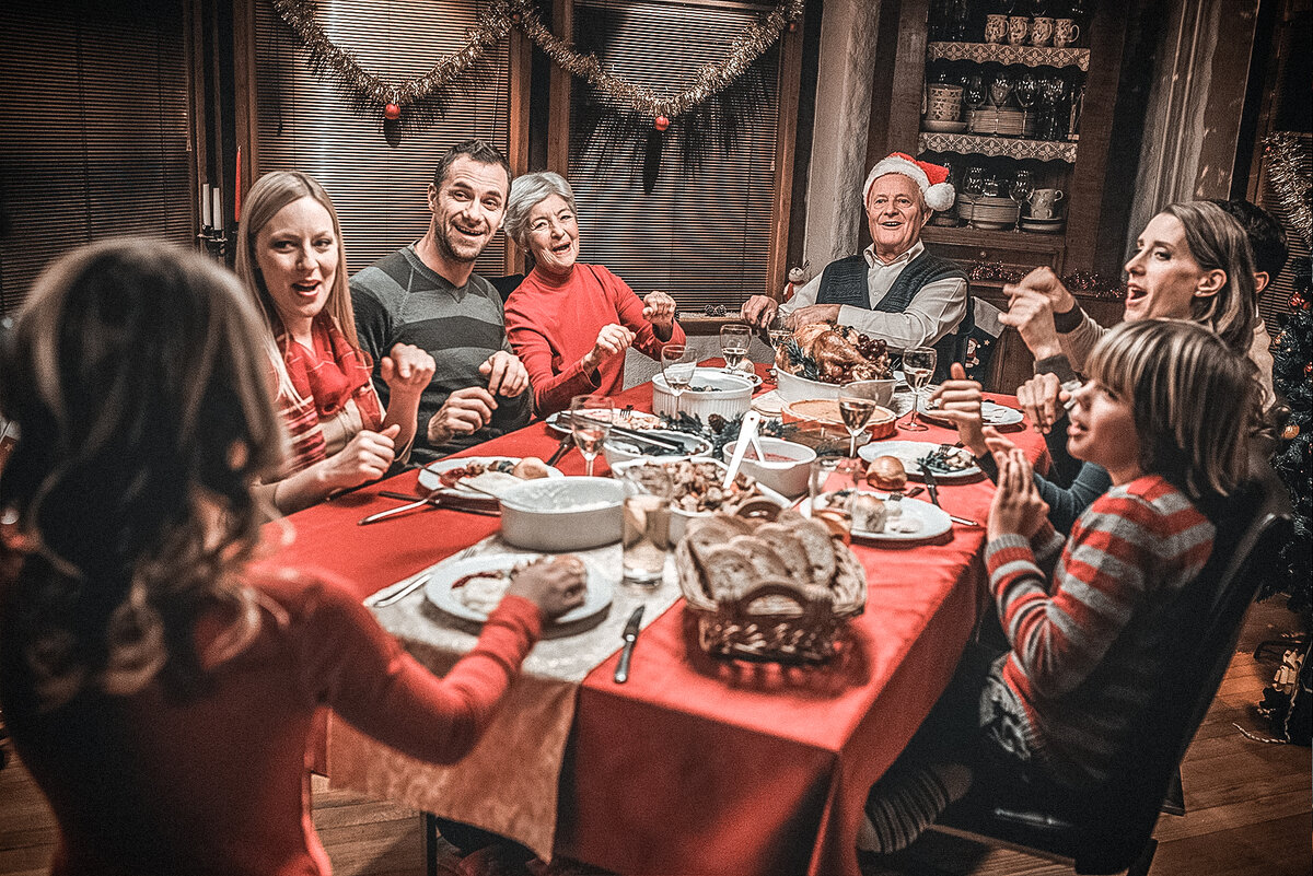 Новый год с родней. Семья за новогодним столом. Рождество в кругу семьи. Семейное застолье. Новый год в кругу семьи.