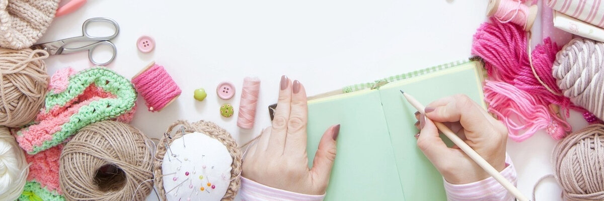 швейные принадлежности. баннер рукоделие. картинки обложки для рукоделия. швейные принадлежности. фон рукоделие.