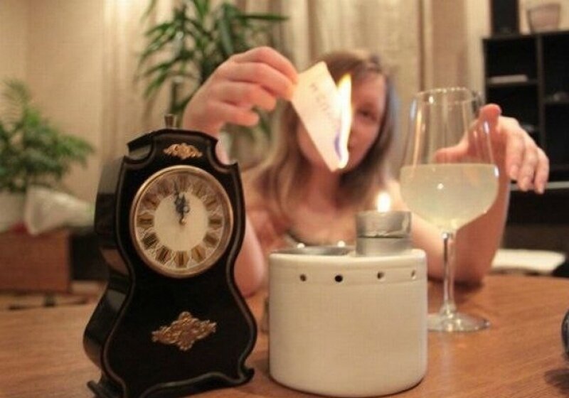 бой курантов на новый год. традиция на новый год сжигать бумажку. сжечь записку новый год. загадывание желаний на новый год. шампанское с пеплом.