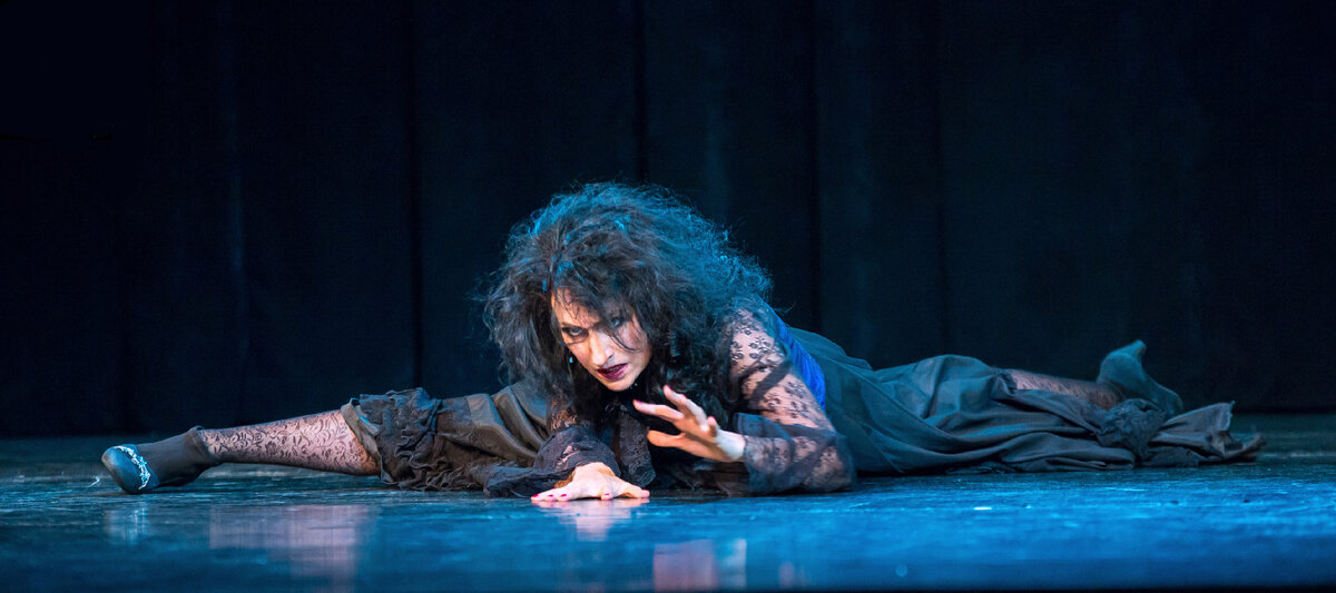 Танец в стиле gothic rock «Черные небеса» в исполнении Qvarta Roma на открытой сцене фестиваля-конкурса Discover Stars. Дом фламенко «Фламенкерия», 9 июня 2018 г.