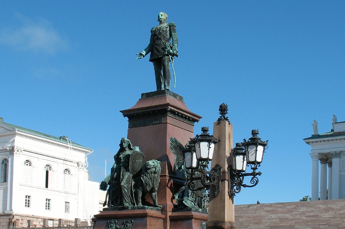 У входа в Собор Святого Николая в Хельсинки на Соборной площади стоит бронзово-гранитный памятник русскому царю Александру II.