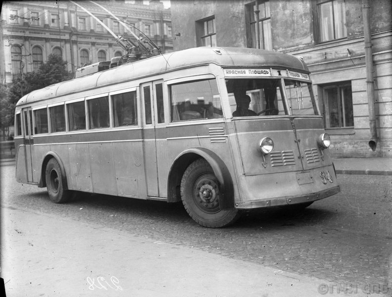 К началу 30-х годов прошлого века в городе уже существовала развитая трамвайная сеть, однако для удовлетворения потребностей ленинградцев этого не хватало.