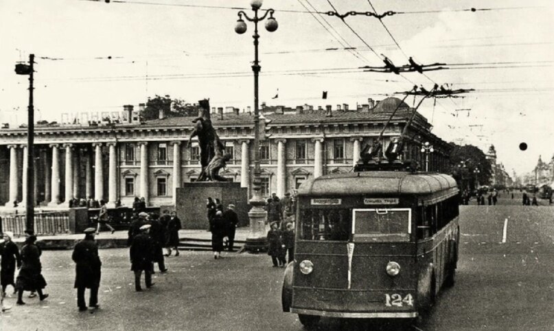 К началу 30-х годов прошлого века в городе уже существовала развитая трамвайная сеть, однако для удовлетворения потребностей ленинградцев этого не хватало.-2