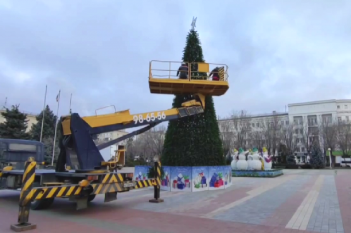    В Ворошиловском районе Волгограда установили елки и заливают катки